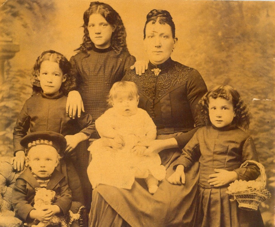 Johanna Evers-Klaassen met haar kinderen, gehuwd met Nico Evers, rechtsonder met mandje is Francisca Evers, geboren 1 september 1883 te Arnhem