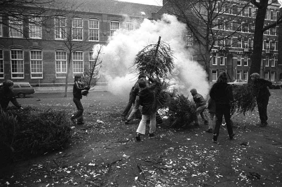 Jeugd verbrandt kerstbomen op Van Oldenbarneveldtplein Amsterdam, Bestanddeelnr 926-1314