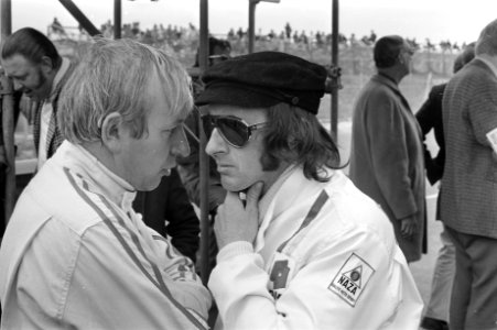 John Surtees (l) en Jackie Stewart, Bestanddeelnr 924-6610
