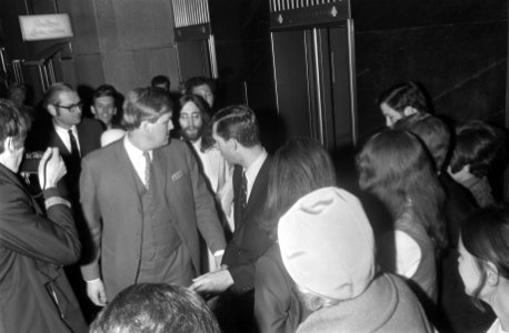 John Lennon en echtgenote Yoko Ono verlaten het Hilton Hotel te Amsterdam, omrin, Bestanddeelnr 922-2492 photo