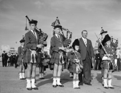 Jeugddrumdoedelzakkenband uit Tilburg spelt op Schiphol tgv de heer C J van, Bestanddeelnr 909-7745