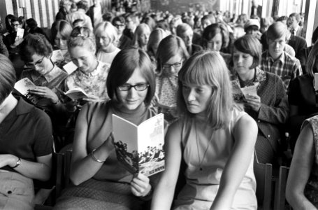 Jeugdfestival Velp. Deelnemers krijgen hun programma, Bestanddeelnr 920-5994