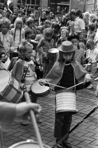 Jeugdbands en kinderen met eigengemaakte trommels bij het beurstrommelen. Een tr, Bestanddeelnr 931-6763