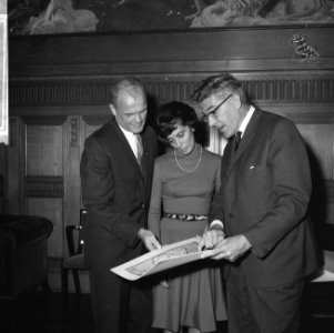 John Glenn (links) en echtgenote terwijl zij met burgemeester Thomassen een afbe, Bestanddeelnr 918-2941