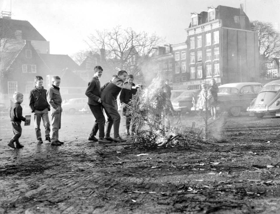 Jeugd verbrandt kerstbomen, Bestanddeelnr 913-3594