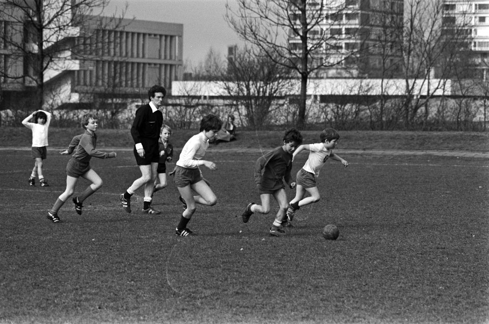 Jeugdige schoolvoetballers en scheidsrechter, Bestanddeelnr 929-0741