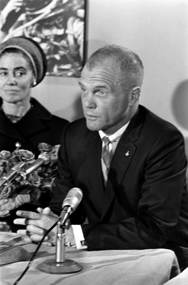 John Glenn gezeten achter een microfoon echtgenote Anna Margaret Castor op de a, Bestanddeelnr 918-2899