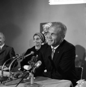 John Glenn tijdens een toespraak zijn vrouw Anna Margaret Castor op de achtergr, Bestanddeelnr 918-2891