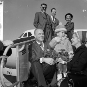 John Glenn met zijn gezin poserend op de vliegtuigtrap, Bestanddeelnr 918-2877