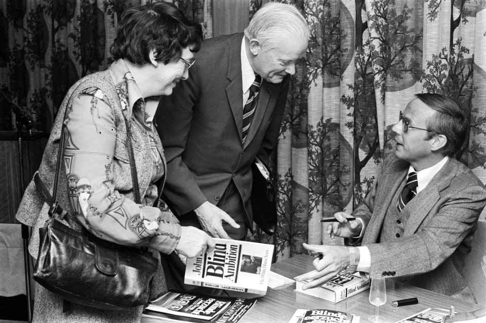 John Dean signeert zijn boek Blind Ambiton over zijn herinneringen aan en betr, Bestanddeelnr 929-1103