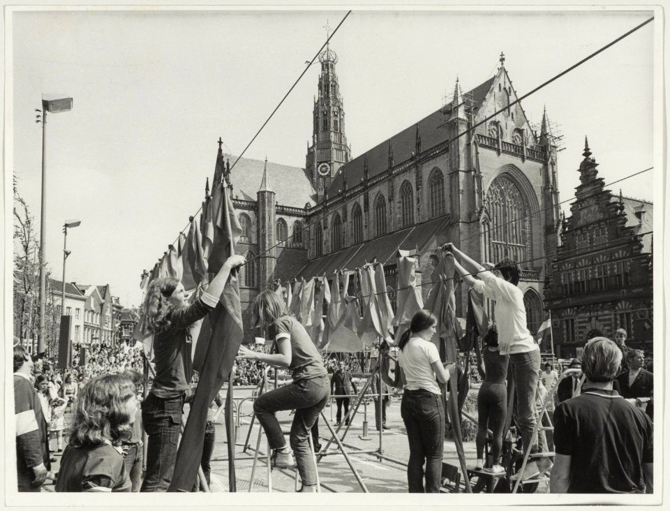 Jeugdfestiviteiten tijdens het zilveren bevrijdingsfeest op de Grote Markt. NL-HlmNHA 54003085