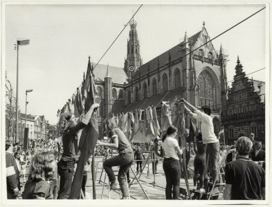 Jeugdfestiviteiten tijdens het zilveren bevrijdingsfeest op de Grote Markt. NL-HlmNHA 54003085