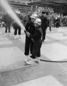 Jeugdbrandweer uit het Franse stadje Dole geeft demonstraties in Rotterdam, Bestanddeelnr 909-7527