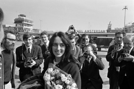 Joan Baez , Amerikaanse zangeres, aankomst op Schiphol, Bestanddeelnr 919-0777