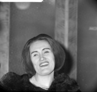 Joan Sutherland in Concertgebouw onder leiding van Fulvio Vernizzi (dirigent), Bestanddeelnr 913-5590