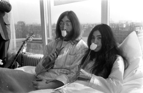 John Lennon en zijn echtgenote Yoko Ono op huwelijksreis in Amsterdam. John Lenn, Bestanddeelnr 922-2303