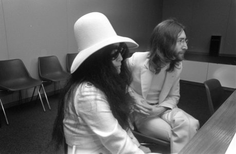 John Lennon en echtgenote Yoko Ono vertrekken van Schiphol naar Wenen in de vert, Bestanddeelnr 922-2497 photo