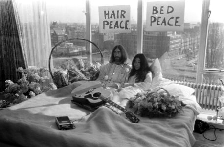 John Lennon en zijn echtgenote Yoko Ono op huwelijksreis in Amsterdam. John Lenn, Bestanddeelnr 922-2302 photo