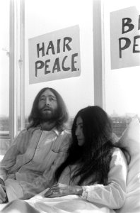 John Lennon en zijn echtgenote Yoko Ono op huwelijksreis in Amsterdam. John Lenn, Bestanddeelnr 922-2306