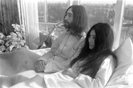 John Lennon en zijn echtgenote Yoko Ono op huwelijksreis in Amsterdam. John Lenn, Bestanddeelnr 922-2316 photo