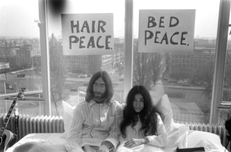 John Lennon en zijn echtgenote Yoko Ono op huwelijksreis in Amsterdam. John Lenn, Bestanddeelnr 922-2315