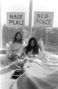 John Lennon en zijn echtgenote Yoko Ono op huwelijksreis in Amsterdam. John Lenn, Bestanddeelnr 922-2314