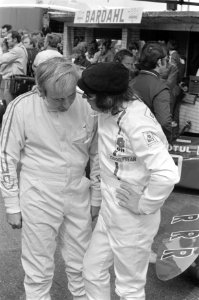 John Surtees (l) en Jackie Stewart, Bestanddeelnr 924-6612