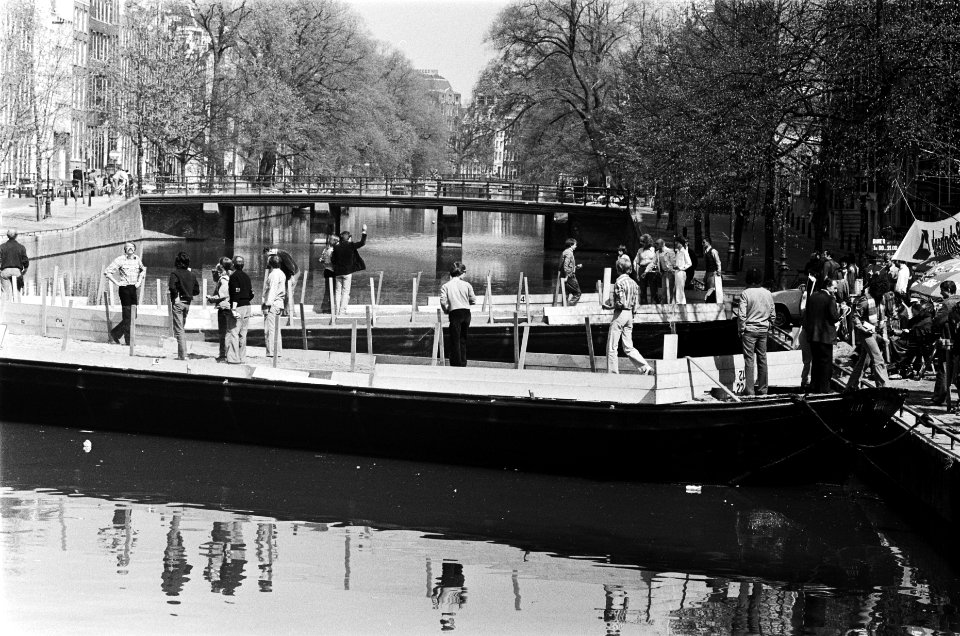 Jeu de Boules om de grachtenbokaal op tweetal dekschuiten in Keizersgracht, Bestanddeelnr 929-6927