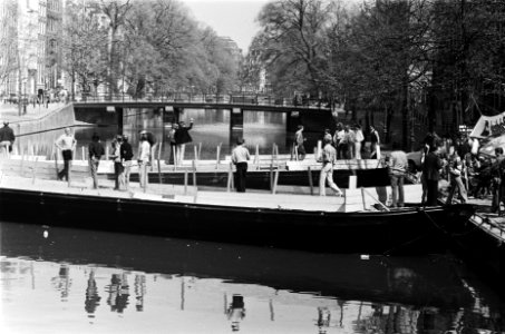 Jeu de Boules om de grachtenbokaal op tweetal dekschuiten in Keizersgracht, Bestanddeelnr 929-6927