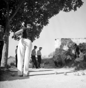Jeu de boules-baan met spelers, waarschijnlijk in de buurt van La Grange-Charton, Bestanddeelnr 191-0340