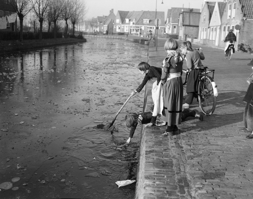 Jeugd van Volendam waagt zich op het ijs, Bestanddeelnr 909-1615