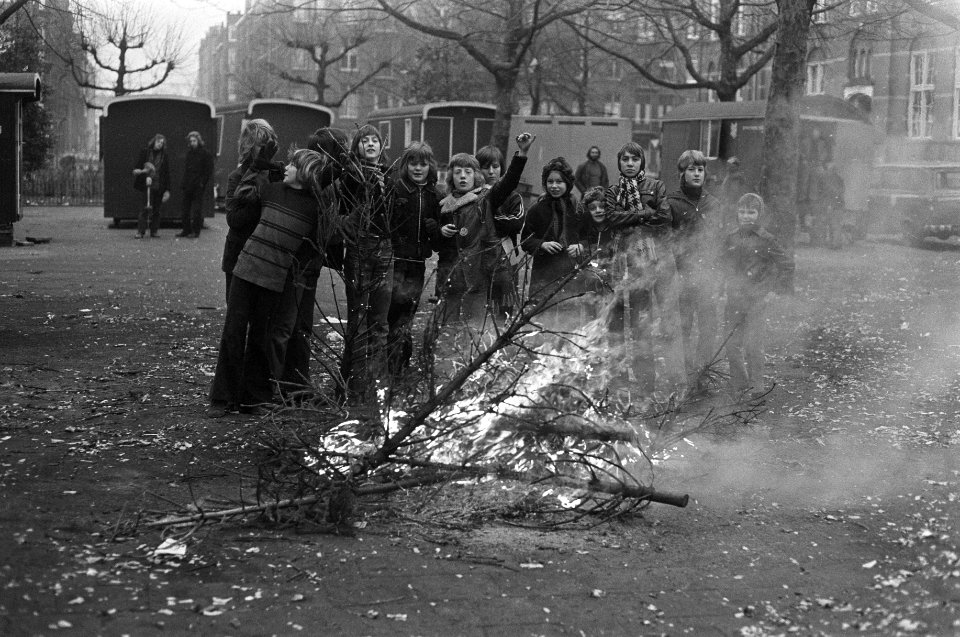 Jeugd verbrandt kerstbomen op Van Oldenbarneveldtplein Amsterdam, Bestanddeelnr 926-1315