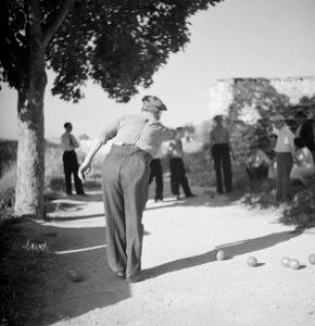 Jeu de boules-baan met spelers, waarschijnlijk in de buurt van La Grange-Charton, Bestanddeelnr 191-0339