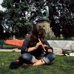 Jeugd in Amsterdam bij Monument op de Dam en in Vondelpark jeugd in Vondelpark , Bestanddeelnr 254-9306