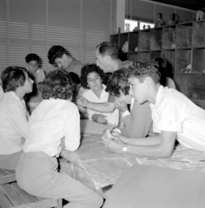 Jeugdcentrum Ramat Hadassah Jeugdigen met begeleidster tijdens lessen handvaard, Bestanddeelnr 255-4466