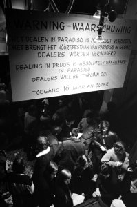 Jeugdcentrum Paradiso Amsterdam weer open. Bord tegen het verhandelen van drug, Bestanddeelnr 922-9758