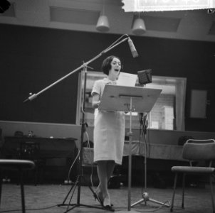 Joan Haanappel bij Phonogram te Hilversum, Joan Haanappel tijdens opname, Bestanddeelnr 917-0146