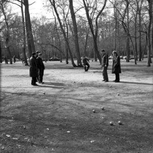 Jeu de Boules spelen in het park, Bestanddeelnr 254-0617