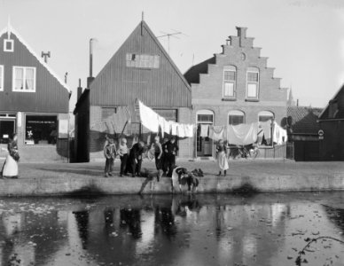 Jeugd van Volendam waagt zich op het ijs, Bestanddeelnr 909-1613