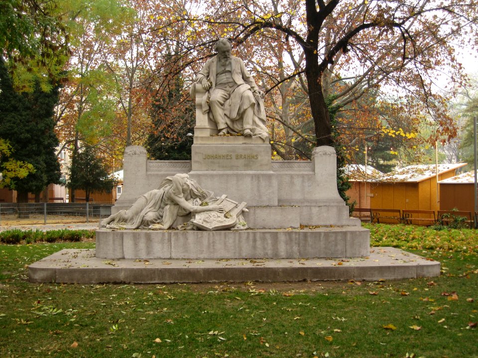 JohannesBrahms Statue Kalrlsplatz Vienna