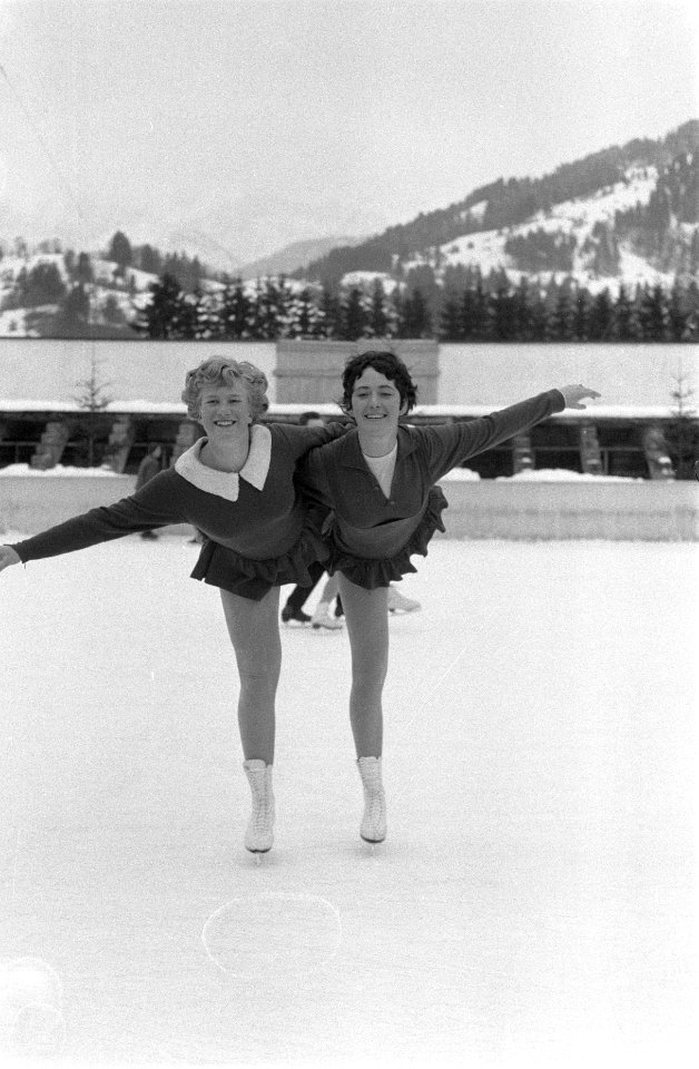 Joan Haanappel (rechts) en Sjoukje Dijkstra in Garmisch, Bestanddeelnr 911-0022