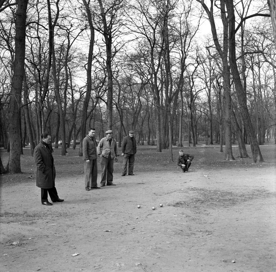 Jeu de Boules spelen in het park, Bestanddeelnr 254-0616