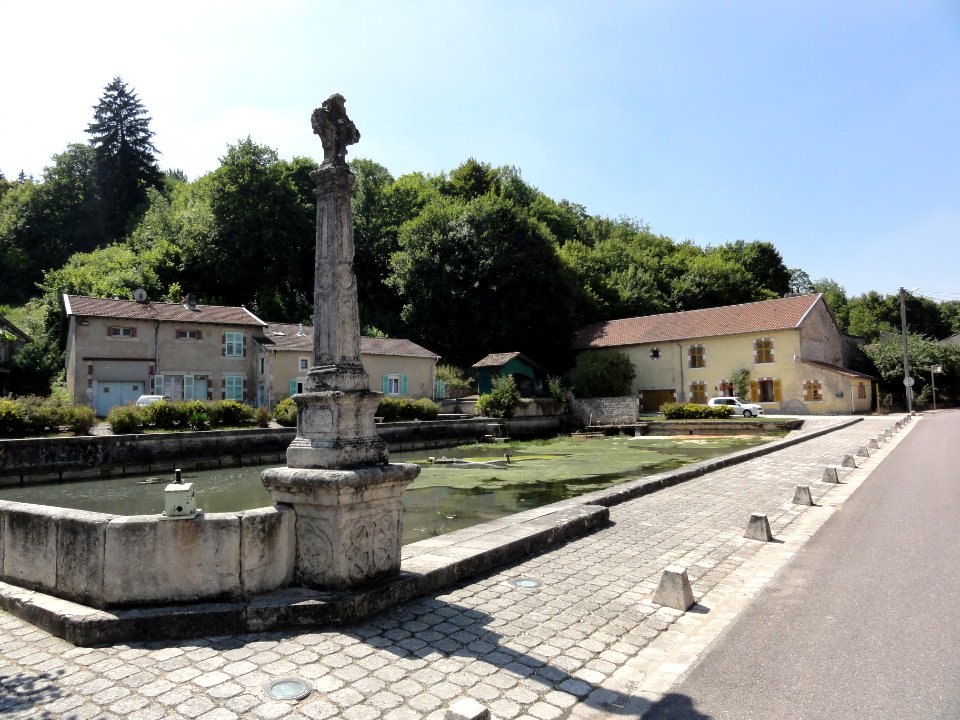 Kœur-la-Petite (Meuse) croix et étang du village