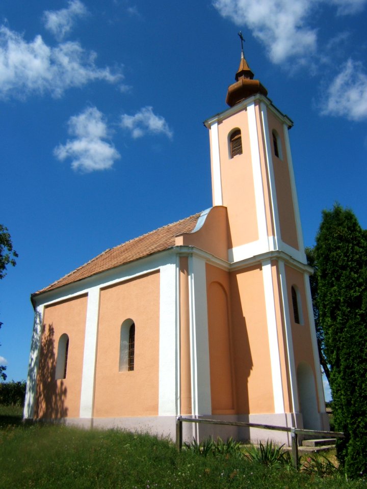 Kápolna a kéthelyi szőlőhegyen