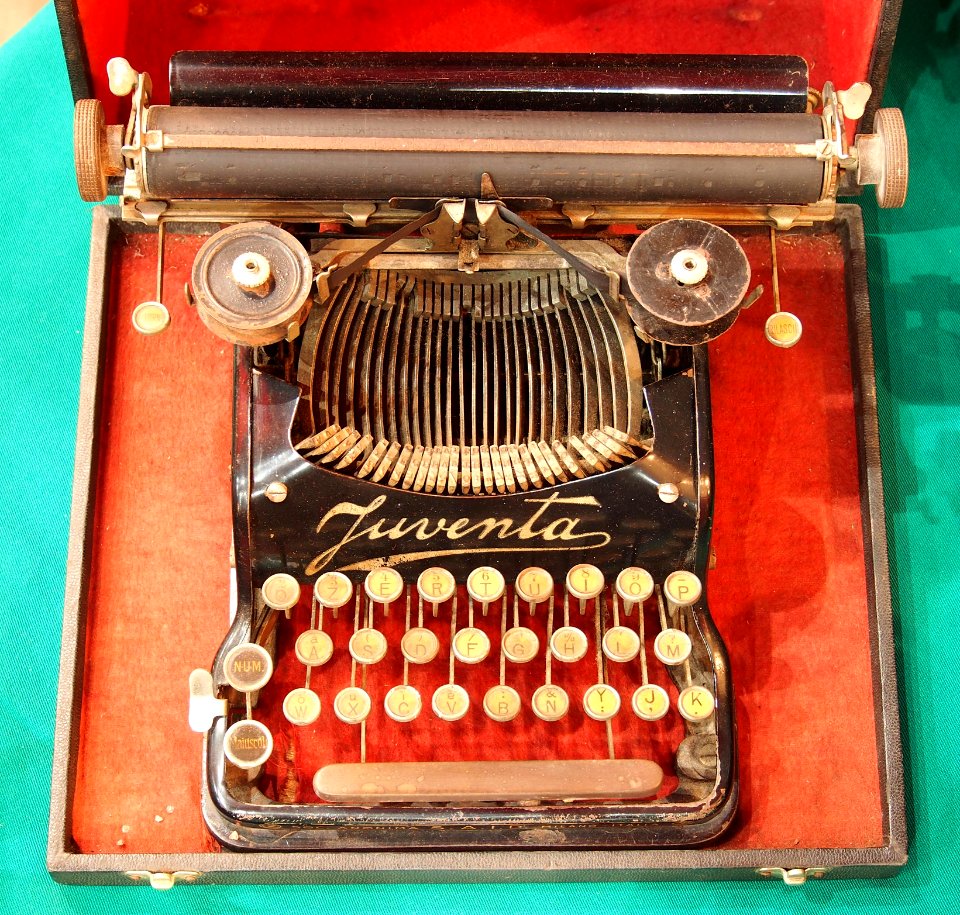 Juventa typewriter