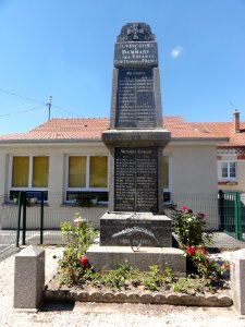 Juvincourt-et-Damary (Aisne) monument aux morts