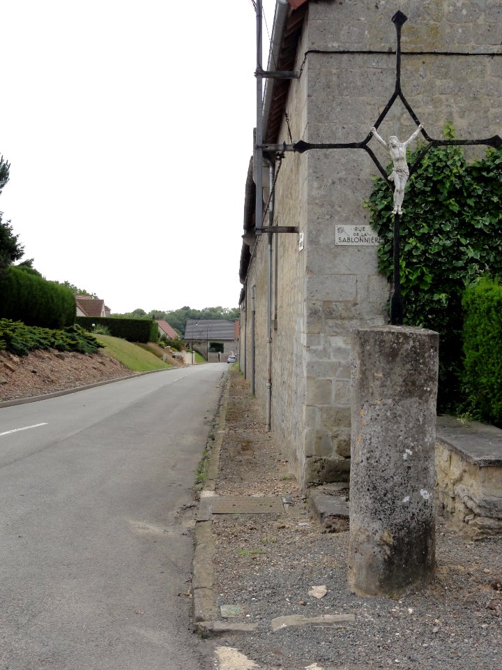 Juvigny (Aisne) croix de chemin au bourg