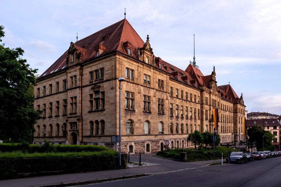 Justizgebäude in Tübingen zur goldenen Stunde