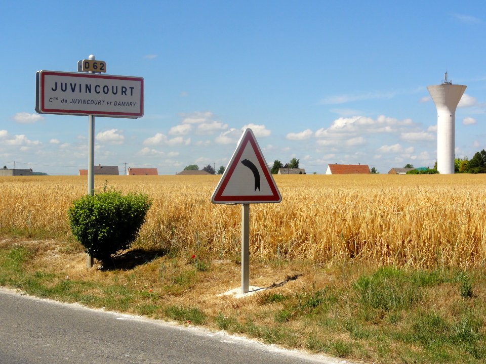 Juvincourt-et-Damary (Aisne) city limit sign and water tower