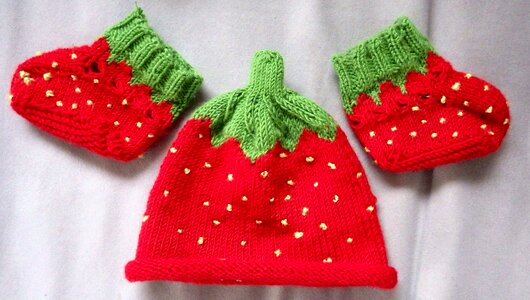 Erstlingsmütze strawberry cap strawberry shoes